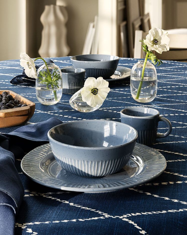 Este mantel azul y blanco cuesta 22.99 euros en H&M Home, los bowls de cerámica, 7.99 euros, igual que los platillos. Las tazas cuestan 3.99 euros y los pequeños jarrones, 2.99.