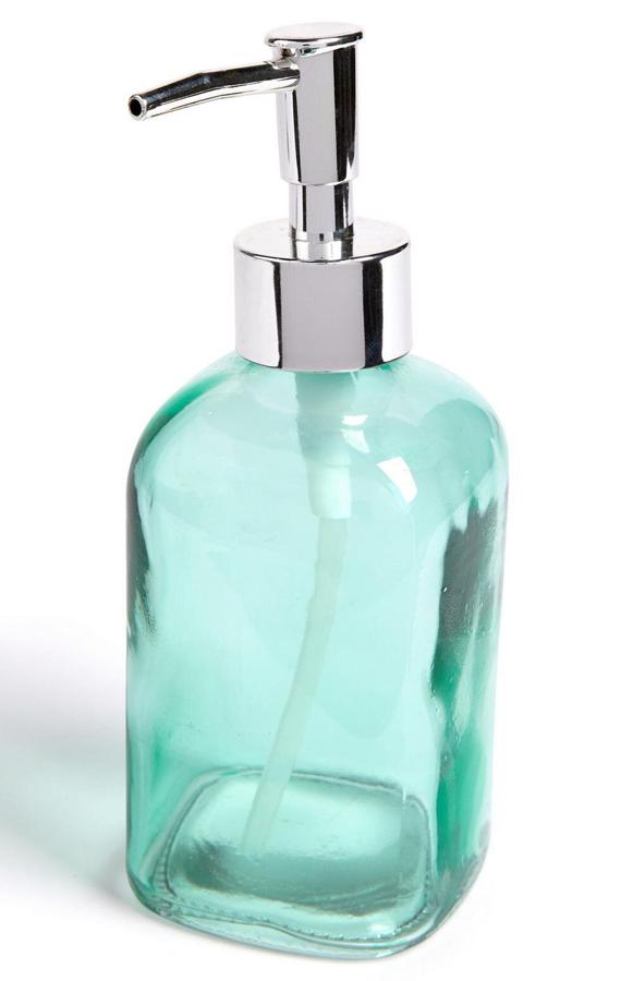 Este dispensador de jabón de vidrio en color verde azulado tiene un precio de 5 euros.