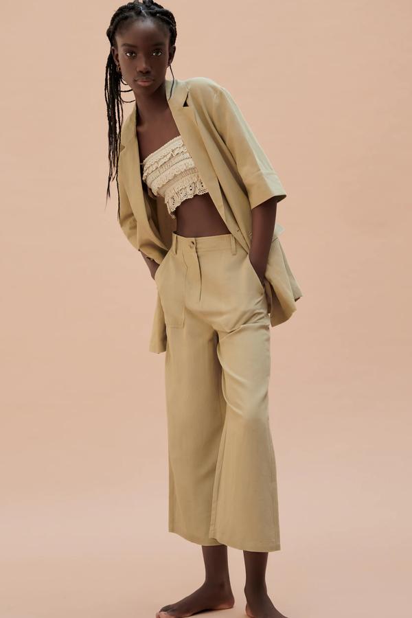 En color caqui claro, este pantalón de tiro alto confeccionado en mezcla de lino y pernera recta tiene un precio de 29,95 euros.