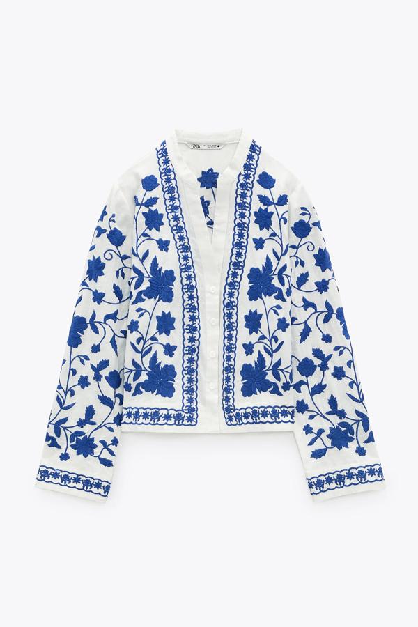 Esta sobrecamisa confeccionada en mezcla de lino cuenta con cuello redondo, cuello de pico y bordados en color azul. Tiene un precio de 29,95 euros.