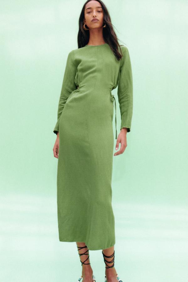 En color verde manzana, este vestido midi de manga larga está confeccionado en mezcla de lino. Cuenta con aberturas laterales ajustables con lazada y tiene un precio de 39,95 euros.