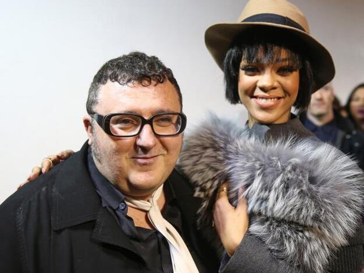 El diseñador Alber Elbaz junto a Rihanna en uno de sus desfiles de moda para la firma Lanvin en la semana de la moda de Paris en 2014.