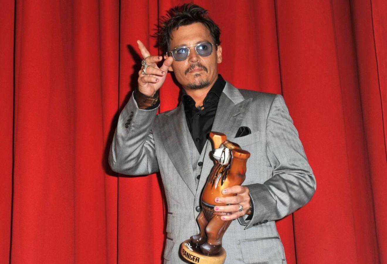 Johnny Deep suele apostar por los negros y azules klein pero en esta ocasión decidió apostar por un rosa que no le sentaba nada mal.