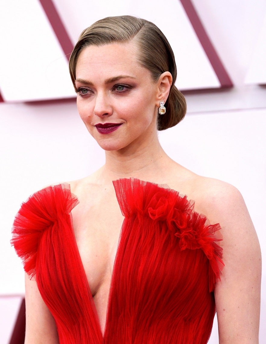La actriz Amanda Seyfried es una de las famosas que ha apostado por lucir el look de belleza más clásico: labios burdeos y ojos ahumados creados por la makeup artist Genevieve Herr, y un recogido perfectamente pulido con la raya en un lateral firmado por Renato Campora. ¡Puro glamour hollywoodense!