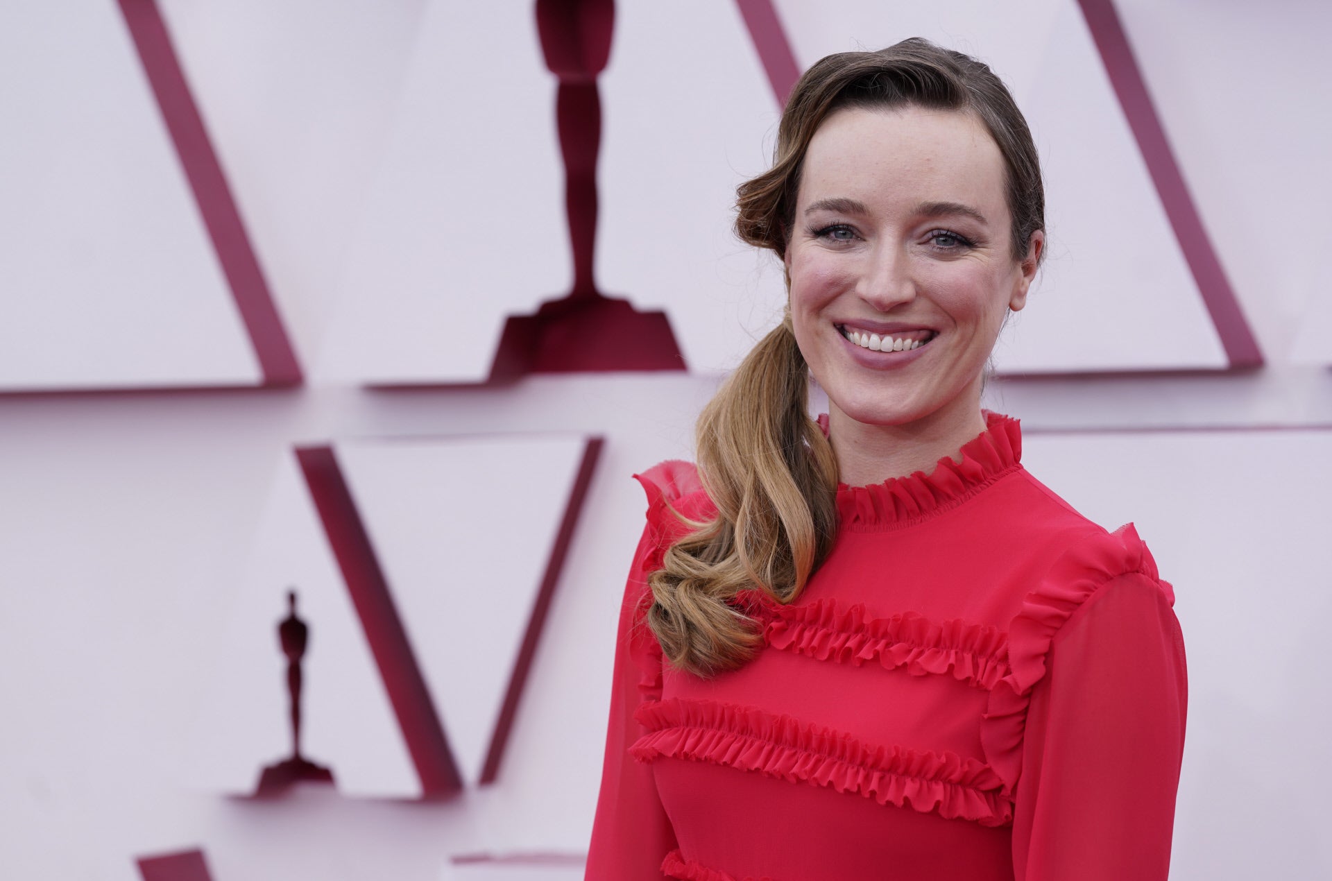 Eso sí, si hablamos de peinado trabajado y diferente, nos quedamos con la coleta lateral con ondas de Ashley Fox. ¡Qué maravilla!