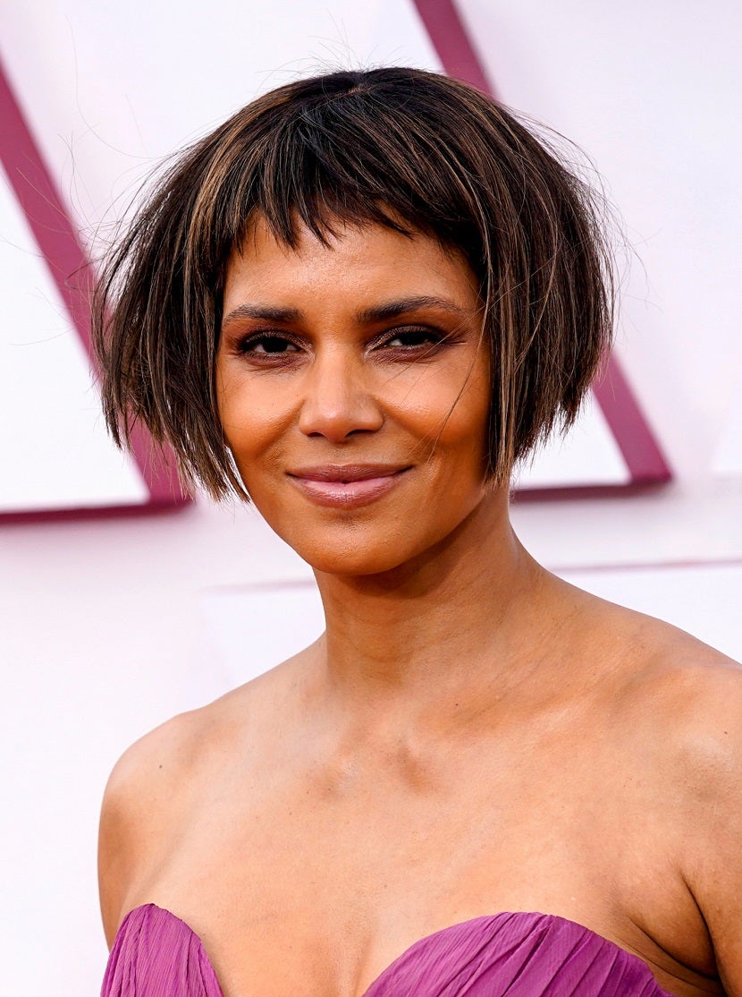 La sorpresa beauty de la noche ha llegado de la mano de  Halle Berry, que se ha hecho un cabio de look radical  expresamente para acudir a los Premios Oscar 2021. La actriz ha cambiado su media melena por un corte bob con baby bangs que rejuvenece a los 50 y que ha acaparado toda nuestra atención.