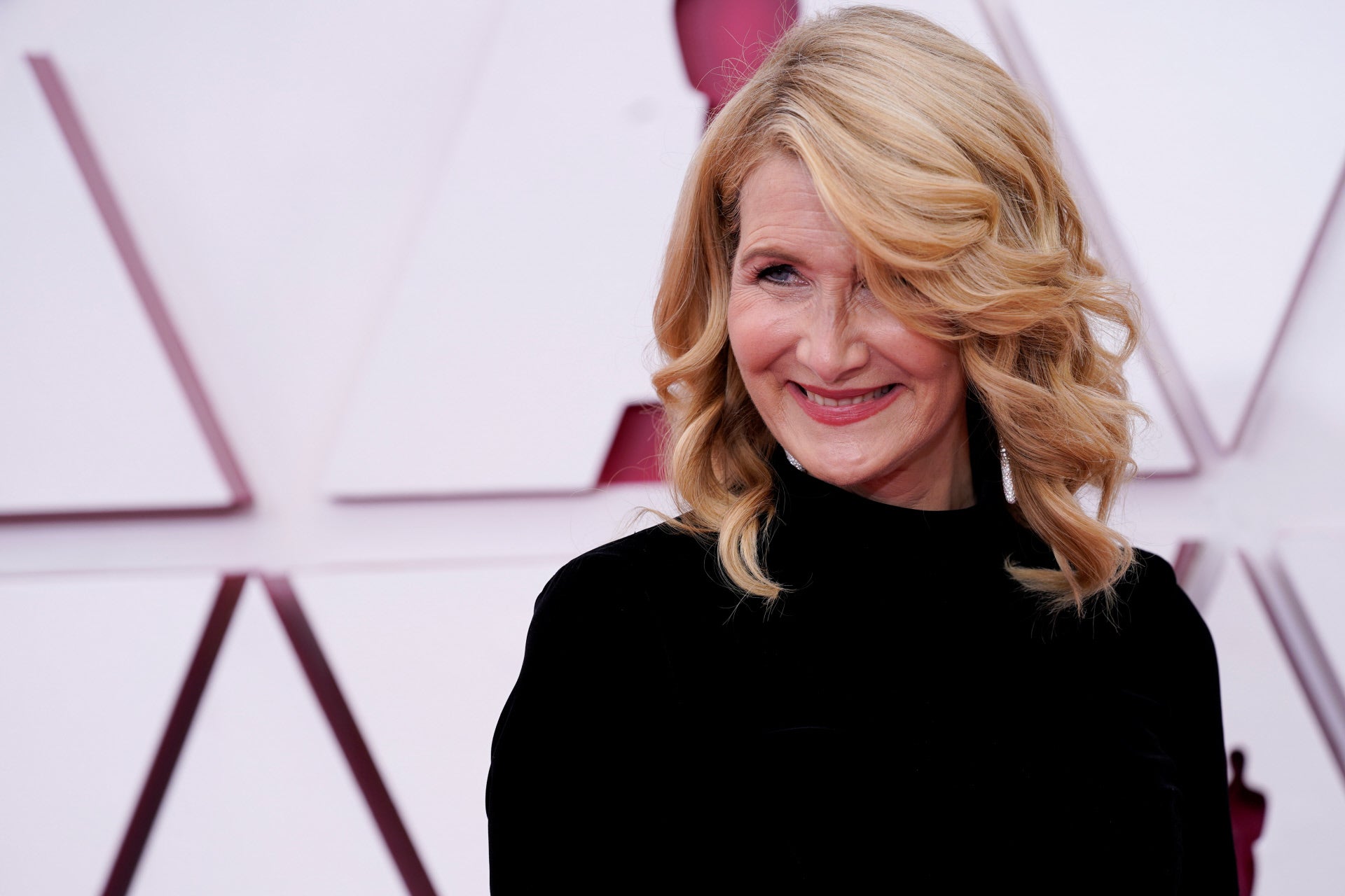 La actriz Laura Dern ha sido una de las pocas famosas en lucir un peinado más trabajado con estas ondas al agua típicas de Hollywood, por lo que sí, su elegante guiño ha hecho que se convierta en una de nuestras favoritas.