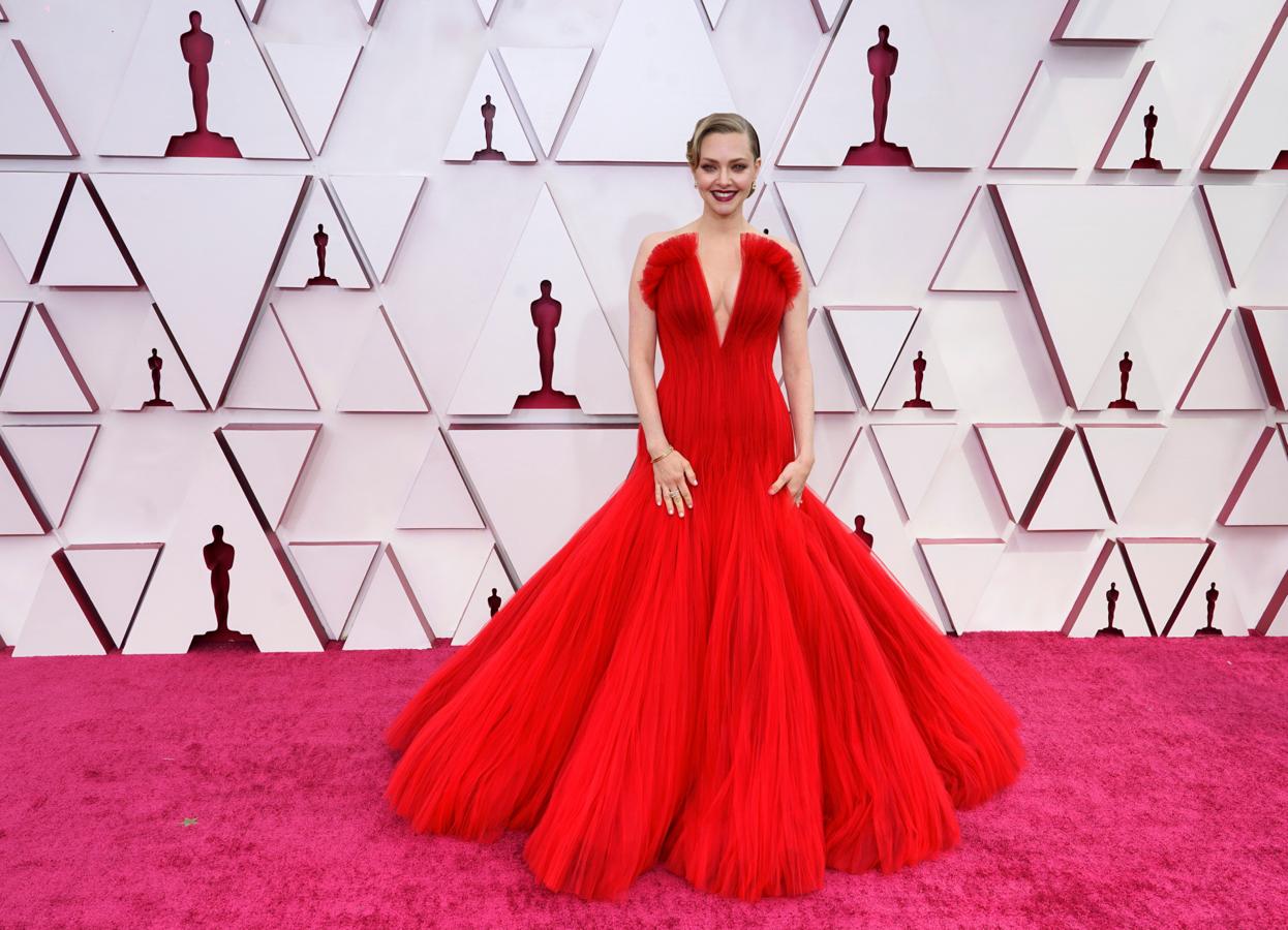 Amanda Seyfried se ha convertido en la gran protagonista de  la alfombra roja de los Oscar 2021  con este imponente y llamativo vestido de Armani Privé.