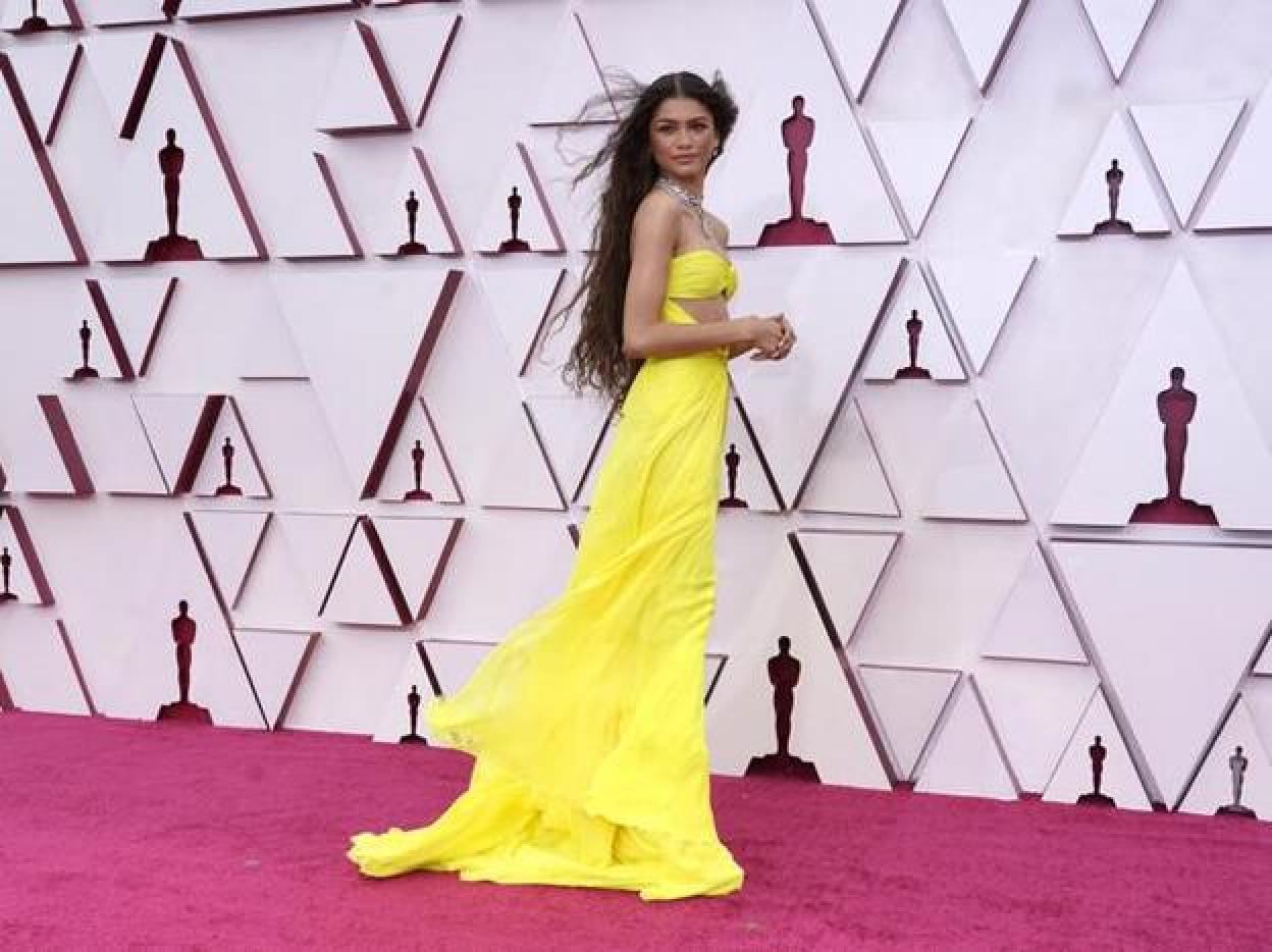 Pincha en la foto para ver los mejores looks de los Premios Oscar 2021.