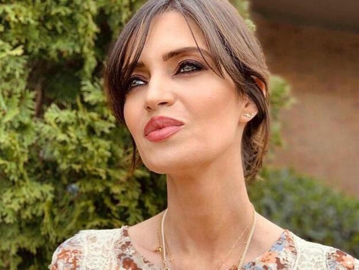 Pincha en la imagen para ver 15 vestidos blancos de Zara que vas a querer añadir a tu armario inmediatamente.