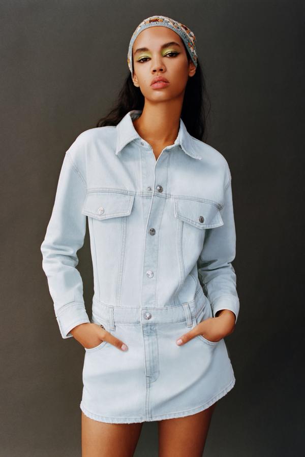 Minivestido camisero en tejido vaquero, de Zara (29,95 €).