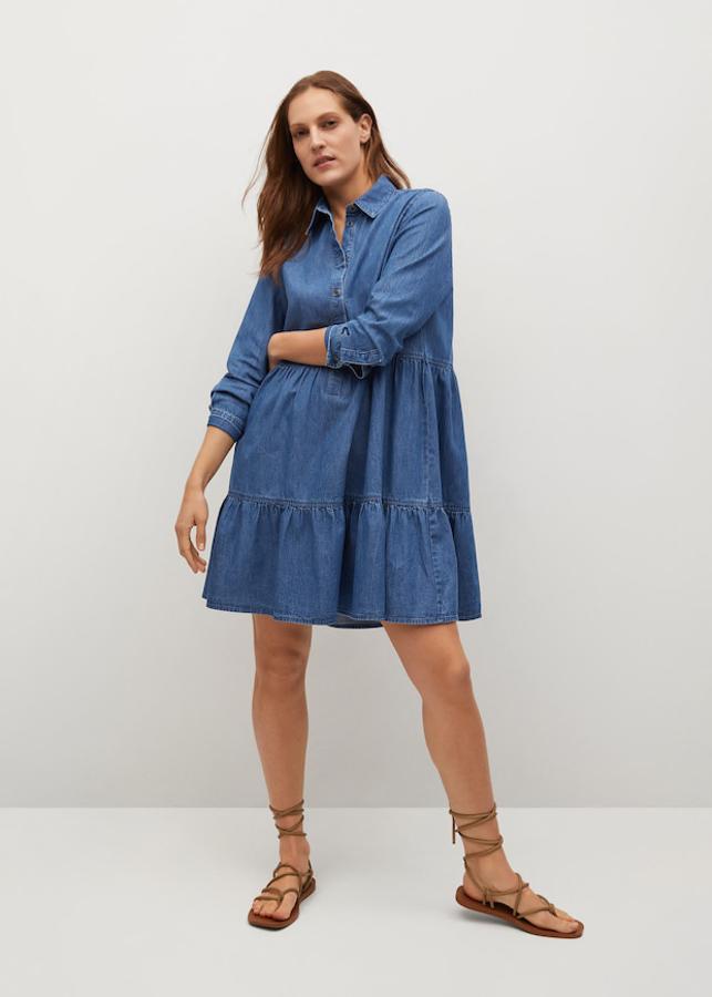 Vestido camisero en tejido vaquero con vonlantes y manga larga, de Mango (39,99 €).