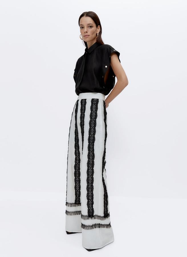 Blusa sin mangas y pantalón palazzo de lino bordado, todo de Uterqüe.