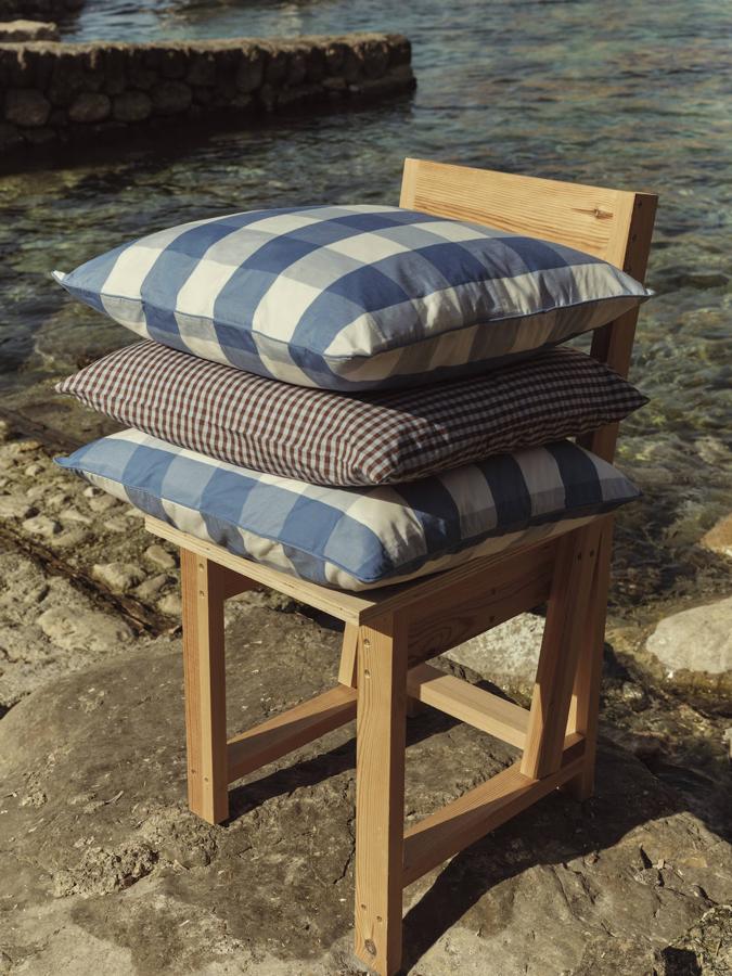 Las fundas de cojín están disponibles en Mango a partir de 9.99 euros.