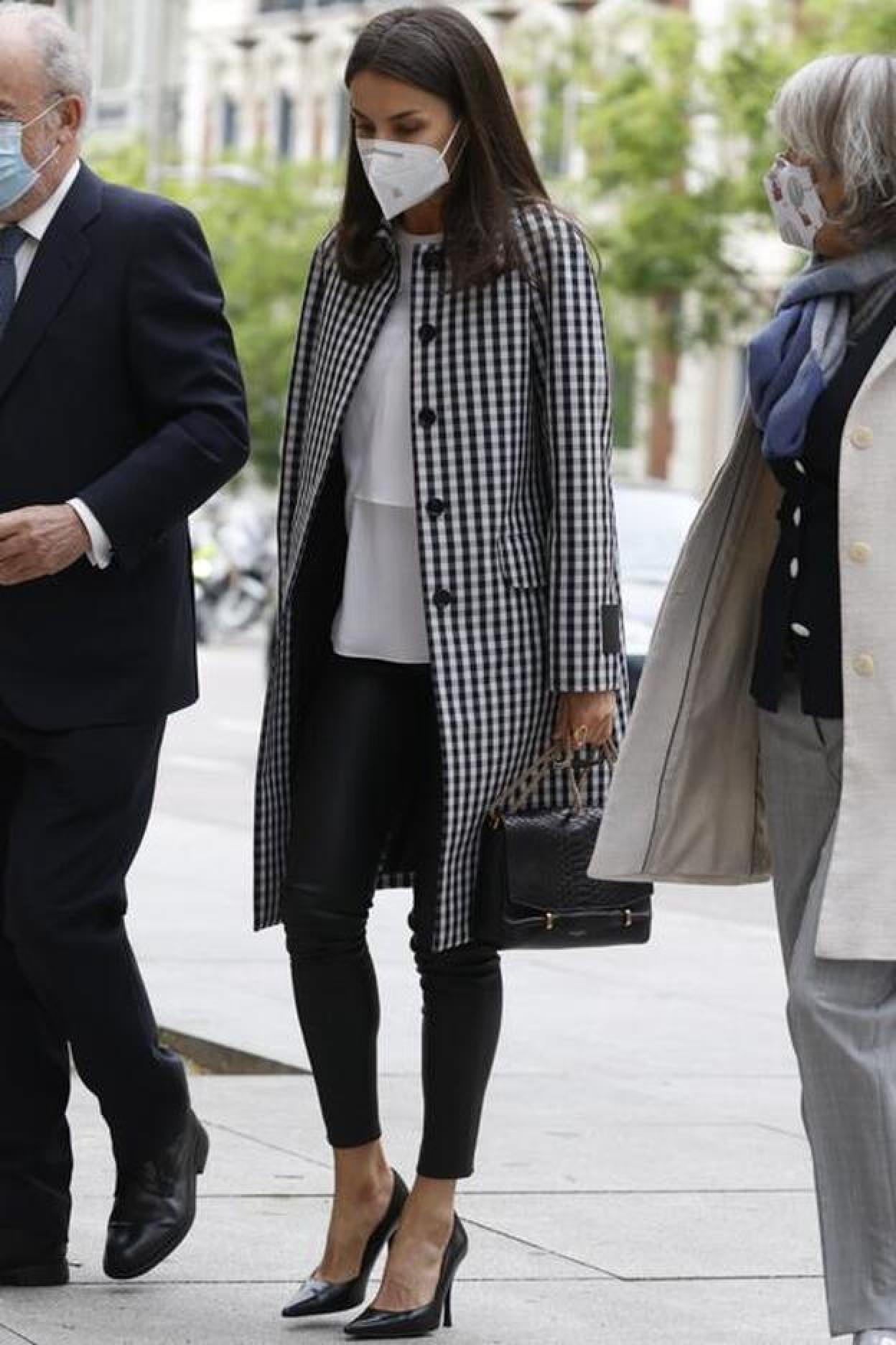 Pincha en la foto para ver 15 vestidos nuevos de marcas españolas que podría estrenar la Reina Letizia esta primavera.