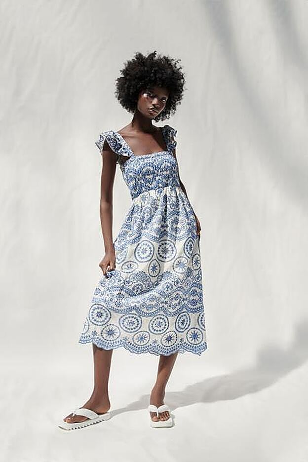 Vestido de corte midi con nido de abeja y bordados de Zara (59,99 euros)