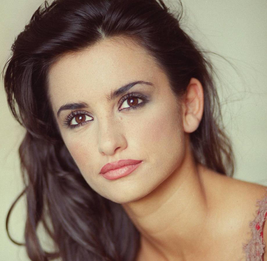 Su primera relación conocida fue con el músico Nacho Cano, uno de los componentes del trío 'Mecano' a quien conoció muy joven cuando debutó como modelo en el video musical de la canción 'La fuerza del destino'.