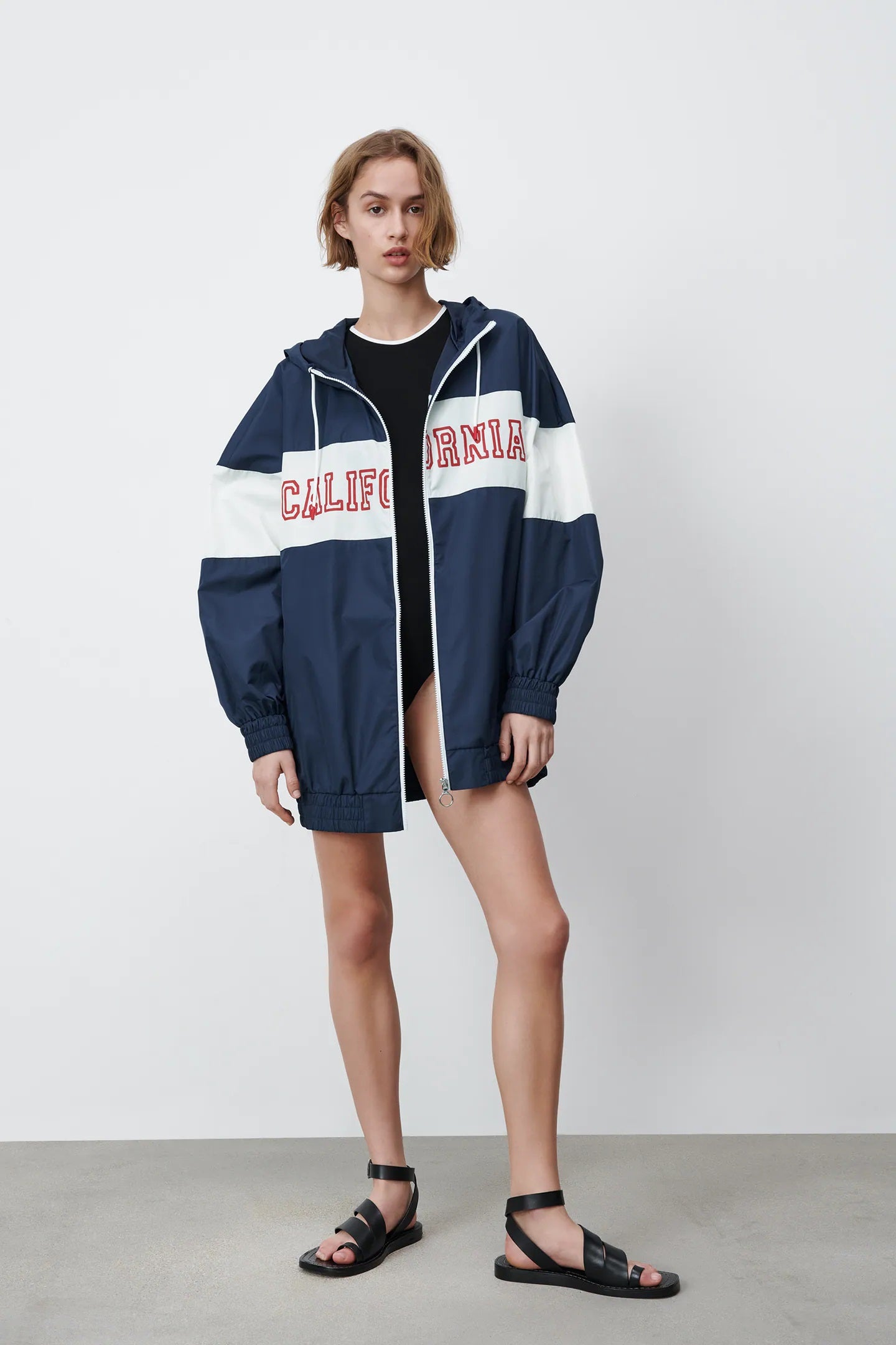 Para un estilo aún más sport pero con mucho estilo, nos encanta este chubaquero bicolor con texto frontal. (29,95 euros).