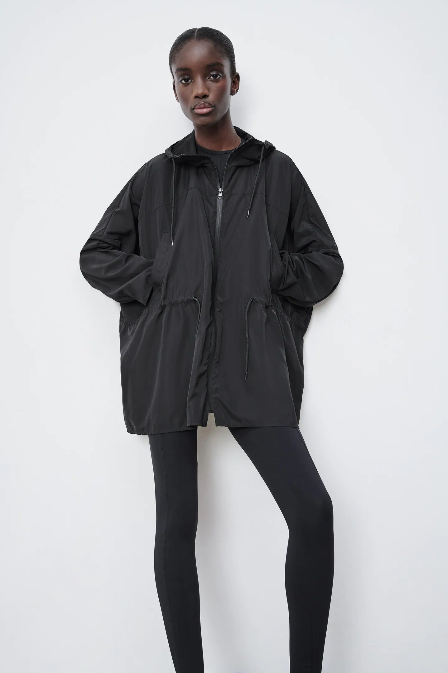 No te arriesgues y elige el chubasquero negro clásico si no quieres complicarte la vida. El color combina con todo y te gustará aún más este diseño de Zara cuando sepas que es tan ligero que hasta lo puedes plegar por completo y embolsarlo cuando pare la lluvia. (29,95 euros).