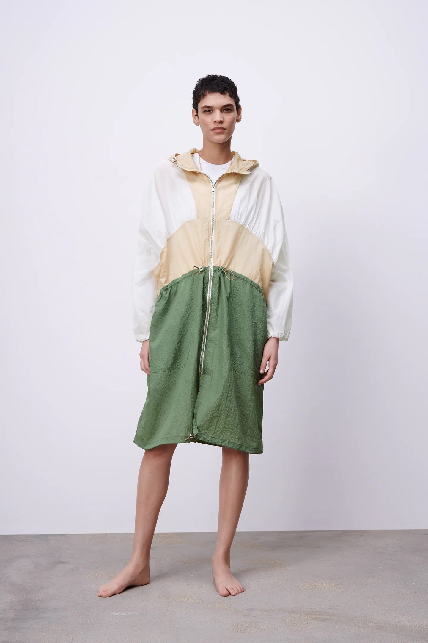 Chubasquero oversize colorblock de Zara. (29,95 euros). ¡Derrocha personalidad!