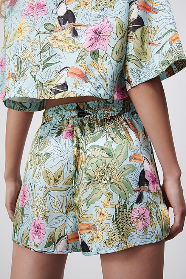 Detalle del maravilloso estampado floral con tucanes del conjunto con shorts. de Zara.