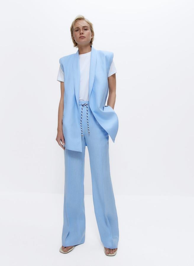 Pantalón de lino recto con cordón en la cintura, de Uterqüe (89 €).