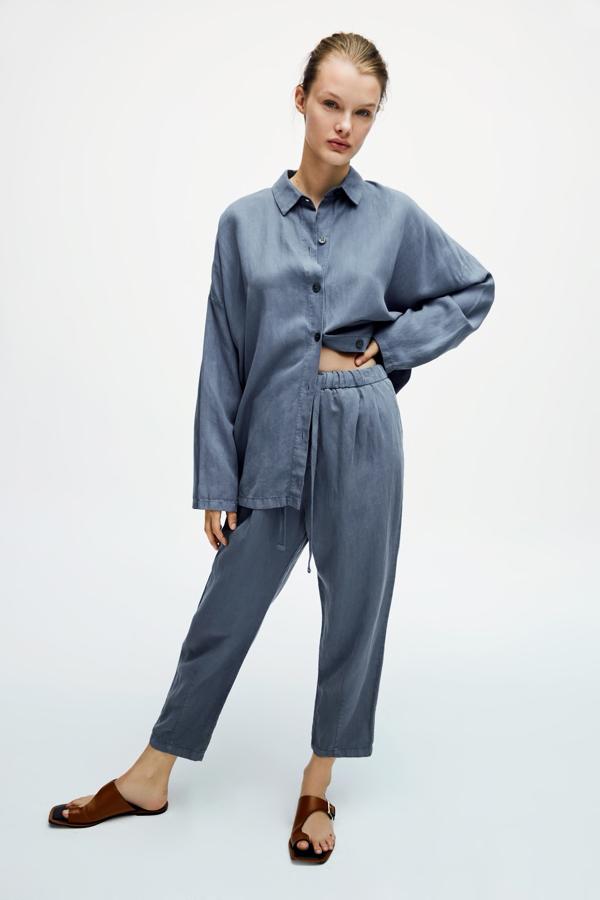 Pantalones de lino con cintura elástica, de Zara (29,95 €).