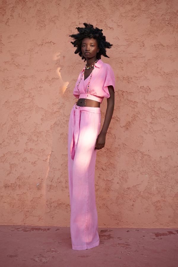 Pantalón ancho de lino con cinturón a juego, de Zara (29,95 €).