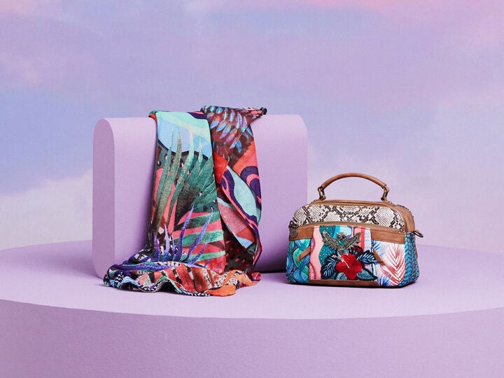 Este pack especial Día de la Madre compuesto por un foulard con estampado exótico y un bolso a juego de Desigual (99 euros).