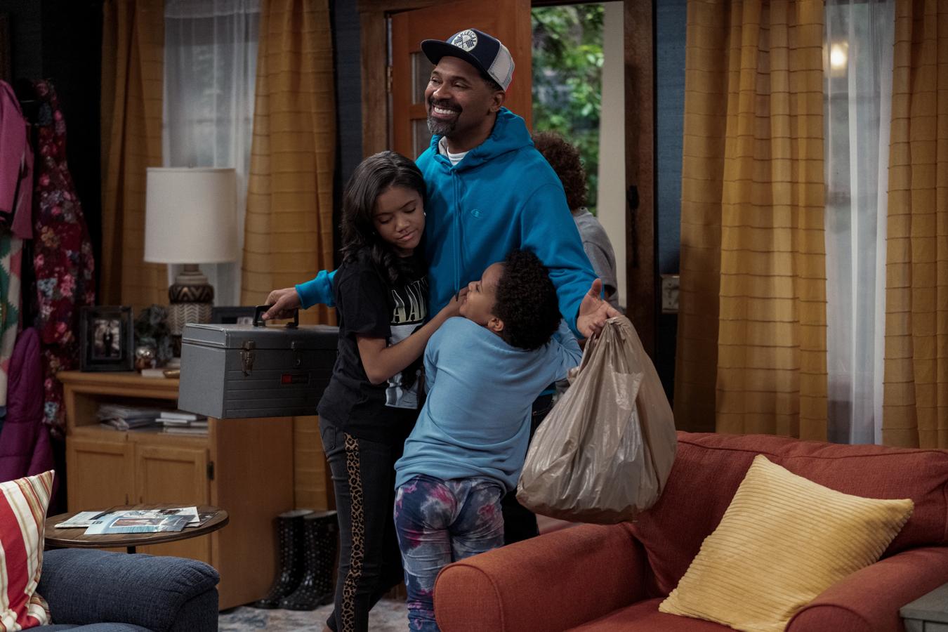 La familia Upshaw. Temporada 1. Netflix. 12 de mayo.Bennie Upshaw es el padre de una familia negra de clase trabajadora de Indianápolis que es un mecánico encantador, un hombre bienintencionado, pero también desastroso. Y él solo se encarga de sacar adelante a su esposa, sus dos hijas adolescentes y su primogénito, el hijo adolescente que tuvo con otra mujer y su cuñada. Una comedia familiar creada por Regina Hicks y Wanda Sykes con la que la plataforma volverá a probar suerte con un género que se le resiste.
