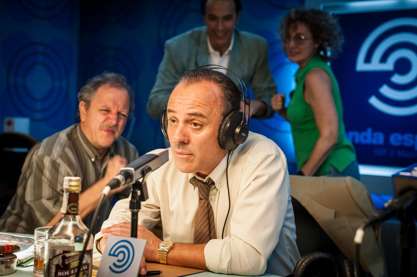 Reyes de la noche. Temporada 1. Movistar. 14 de mayo.Francisco Javier Maldonado, alias Paco el Cóndor, es el periodista más importante de la radio española de los 80, los oyentes le admiran, los jugadores le temen y los presidentes de clubes (y el gobierno) le odian. Pero cada medianoche reúne a millones de espectadores junto al transistor y desde hace años no tiene rival, hasta ahora. Javier Gutiérrez es el encargado de ponerse en la piel de esta estrella de la radio en una historia creada por Adolfo Valor y dirigida por Carlos Therón que está compuesta por 6 episodios.