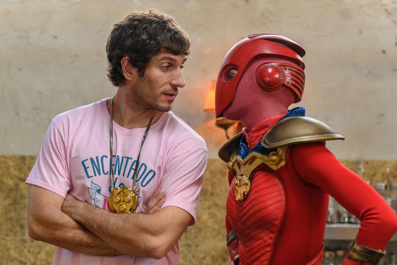 El vecino. Temporada 2. Netflix. 21 de mayo.Última entrega de esta comedia española protagonizada por Quim Gutiérrez y creada por Miguel Esteban y Raúl Navarro en la que el precario Javier deberá seguir aprendiendo sobre el día a día del superhéroe. Pequeñas cosas a las que debe de sumar la llegada a su vida de un actor que va a interpretarlo en un proyecto audiovisual, al que dará vida Fran Perea.