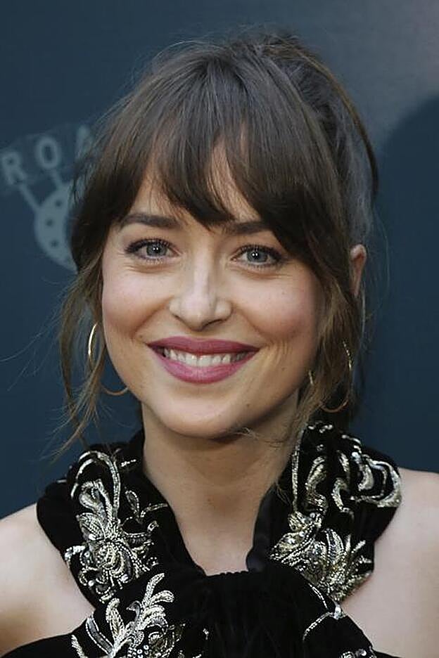 Dakota Johnson tiene la frente ancha y lleva un flequillo cortina muy favorecedor..