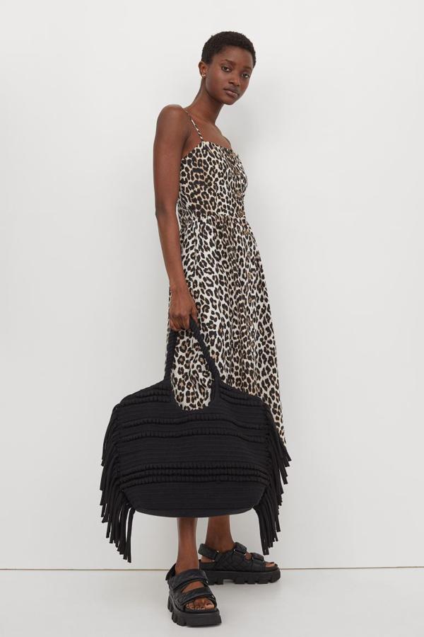 Vestido midi de tirantes en mezcla de lino, de H&M (29,99 €).