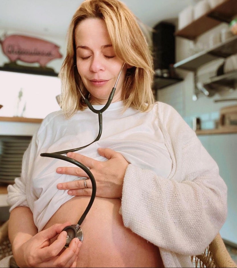 A los 44 años María Adánez anunciaba que está embarazada por primera vez. El hijo que espera junto a su pareja, el neurólogo Ignacio Hernández Medrano, será un niño y se llamará Claudio. Nacerá en las próximas semanas.