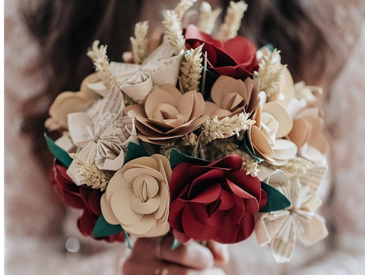 Un ramo de flores de papel de unas artistas de la papiroflexia: ‘Anaquiños de papel’