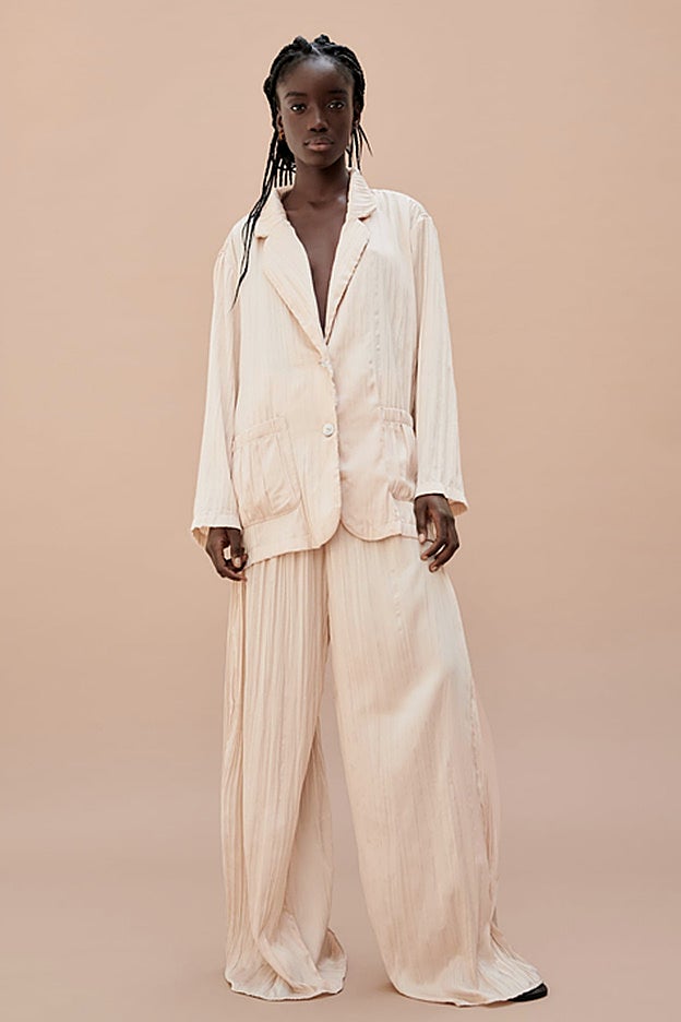 Traje deconstruido con un ajuste oversize de la nueva colección de Zara.