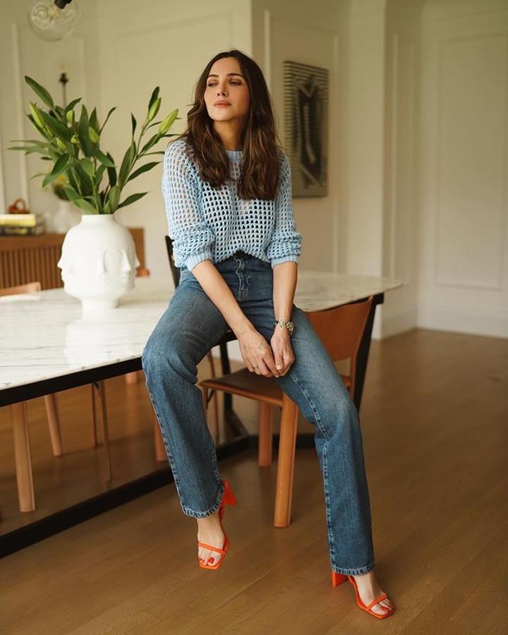 Jersey azul calado + vaqueros + sandalias rojas