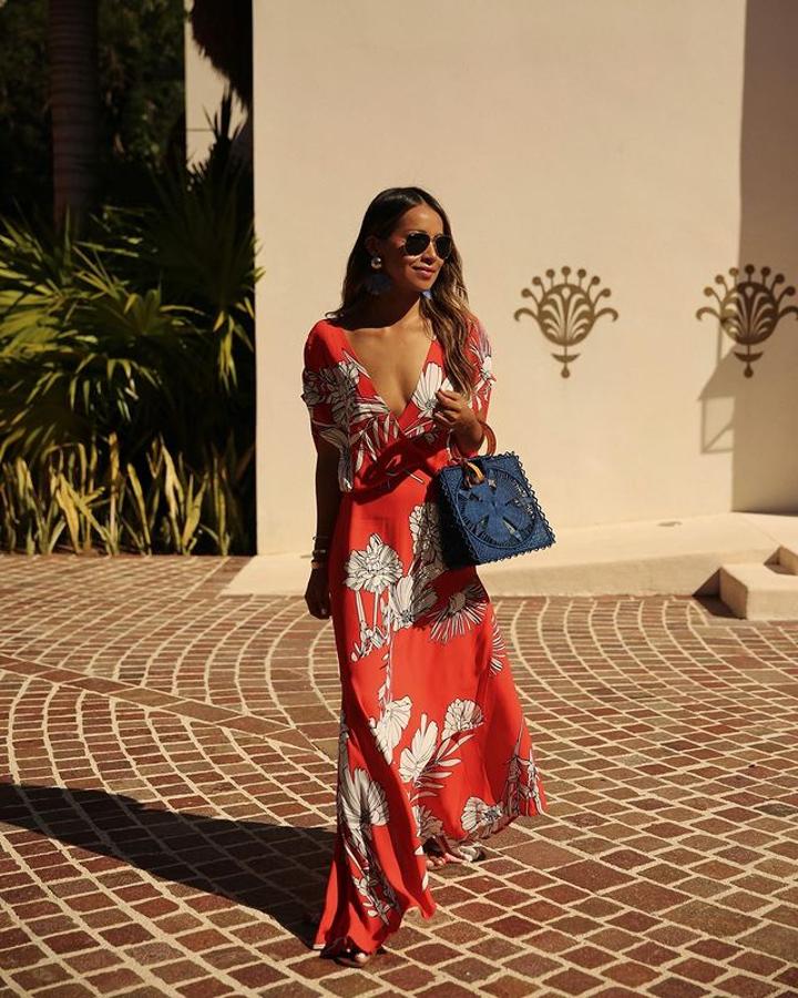 Vestido largo con estampado floral + bolso de mano en color azul