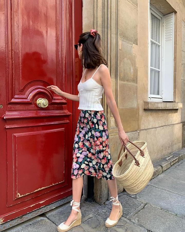 Top de canalé + falda midi estampada + alpargatas de esparto