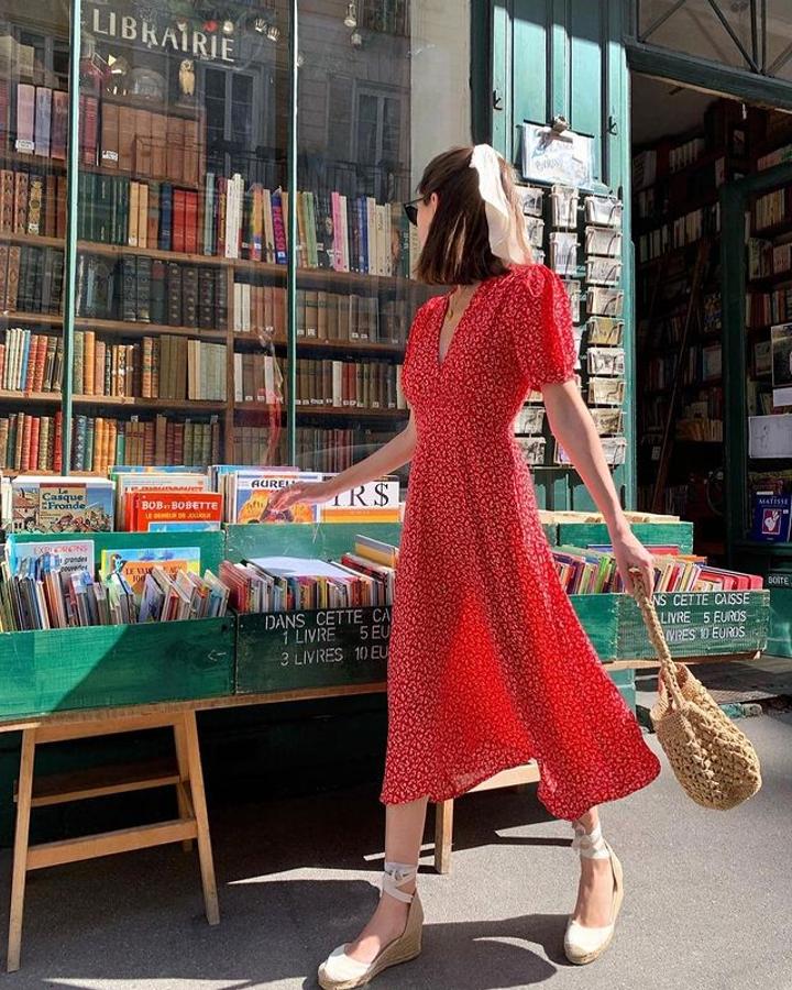 Vestido rojo con estampado de flores + bolsos de rafia + alapargatas de esparto