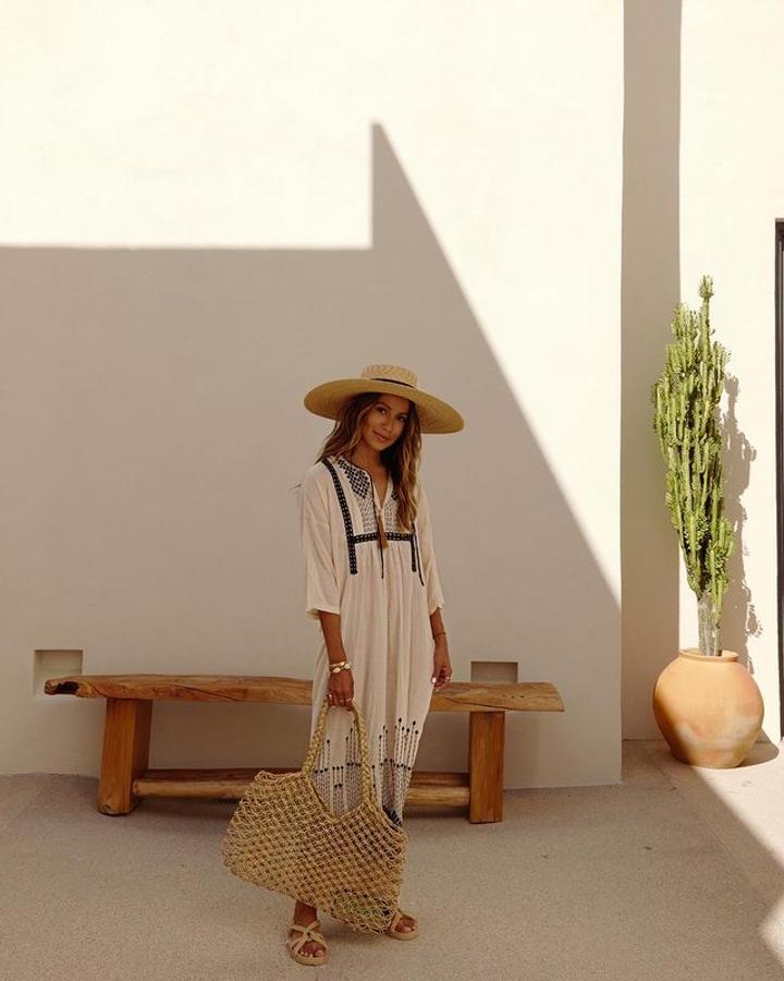 Vestido blanco con bordados + sandalias con cuerdas + bolso de rafia calado