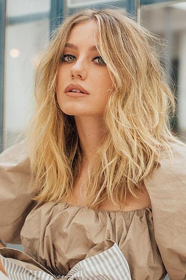 El long bob con capas invisibles, un corte de pelo irresistible e ideal para llevar con unas mechas surferas.