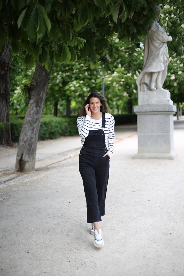 El peto vaquero  ha vuelto una temporada más y se convierte en el protagonista de looks cómodos y de inspiración noventera llenos de estilo. Nos encanta cómo queda en este look de Laura Matamoros para Amazon, que lo lleva con  camiseta de rayas marineras  y  unas sneakers de suela XXL como estas de Levi's.