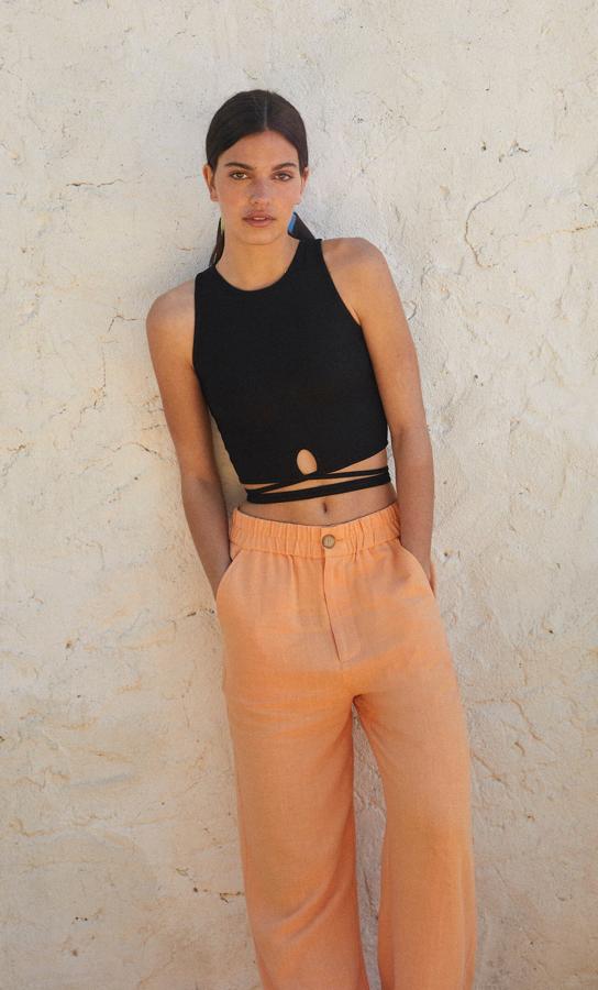 Top de cuello redondo y tirantes con detalle de tiras a tono en la cintura, de Stradivarius (9,99 €).