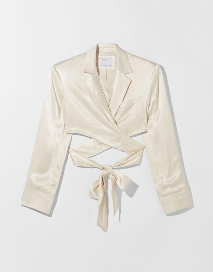 Blusa satinada de manga larga con lazada frontal, de Bershka (29,99 €).