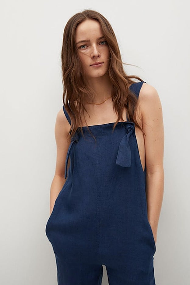 Mono minimalista confeccionado en lino de la nueva coleccción de primavera de Mango.