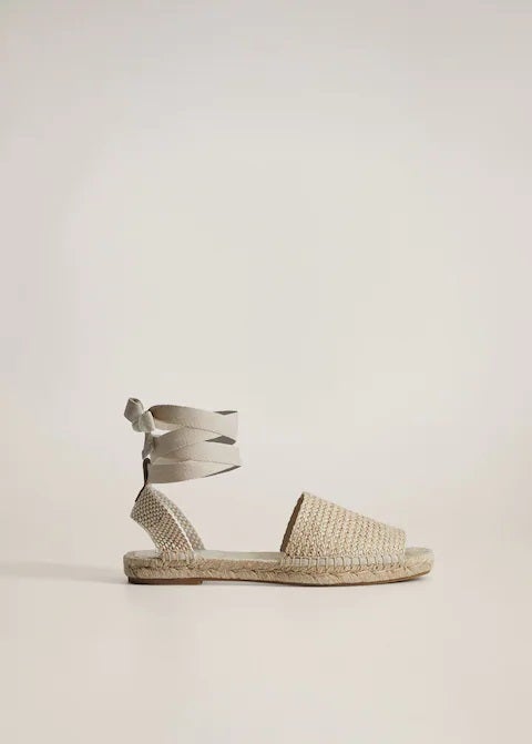La alpargatas de esparto planas están triunfando entre las influencers y estas atadas de Mango son preciosas. (39,99 euros).