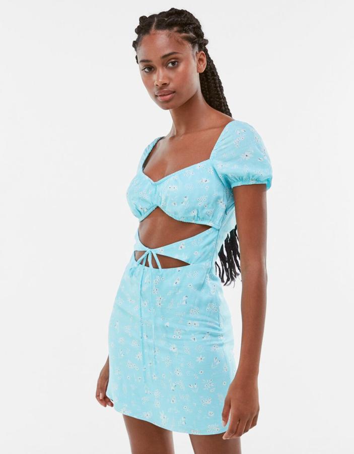 En nazul y con estampado floral, de Bershka ( 25,99 euros ).