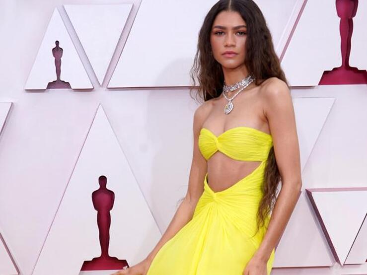 Fotos: 9 vestidos para primavera con el favorecedor escote que ha triunfado la alfombra roja de los Oscar 2021